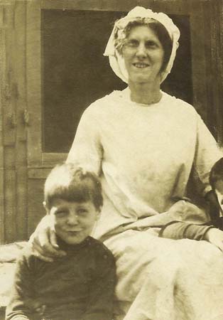 Alfred Martin Simon with his mother - photo