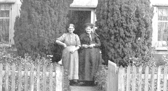 Susannah Goose (right) at Grove Farm c1915